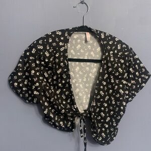 Floral Black and White Tie-Front cropped Shrug
